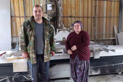 Sanal alemde başlayan aşk, mermer atölyesinde omuz omuza hayat mücadelesine dönüştü
