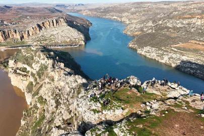 Şanlıurfalı doğaseverler Rumkale’de bağımlılık ve şiddete karşı yürüdü