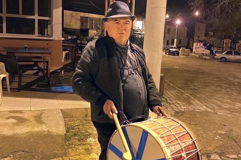 ’Şapkalı muhtar’ yine şapka çıkarttı: Davulcu bulamayan muhtar kendisi çalmaya başladı