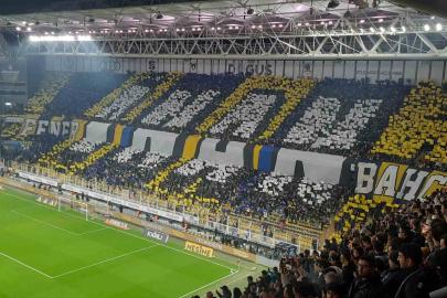 Sarı-lacivertli taraftarlardan ‘İnan Fenerbahçe’ yazılı koreografi