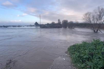 Sarıçay taştı, Bağarası’nda tarım arazileri sular altında