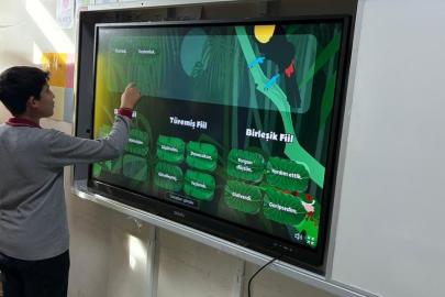 Sarıgöl Kızılçukur Ahmet Şılak Ortaokulu’na yeni akıllı tahtalar kuruldu