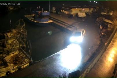 Sarıyer’de aynı yerde aynı şekilde ikinci kez bir araç mendirekte asılı kaldı. O anlar kamerada