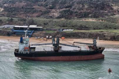 Sarıyer’de karaya oturan gemide dalgıçlar hasar tespiti yapıyor