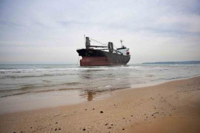 Sarıyer’de karaya oturan gemiyi kurtarma çalışmaları sürüyor