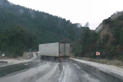 Savrulan tır dorsesi faciaya sebep oluyordu