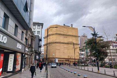 Şehrin merkezinde binayı kereste ile paketlediler