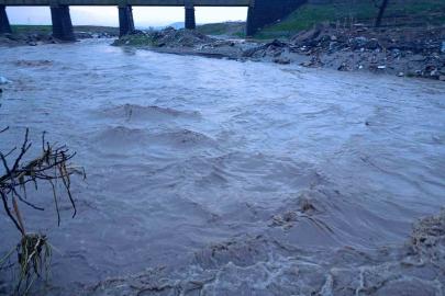 Sel suları Aksu’daki yarım asırlık tarihi köprüye zarar verdi