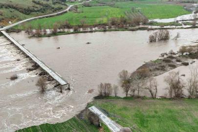 Sel suları ile ikiye ayrılan Yıldız Köprüsü dron ile görüntülendi