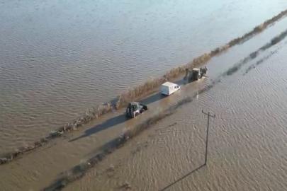 Sel sularında araçta mahsur kalan sürücü ekiplerce kurtarıldı