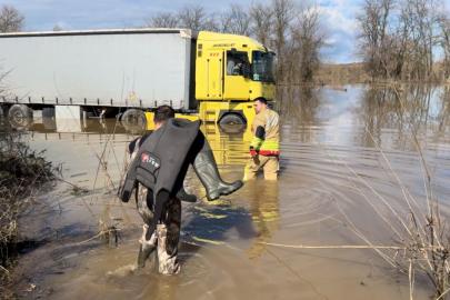 Sel sularının ortasında 3 günlük esaret: Sürücüyü itfaiye kurtardı