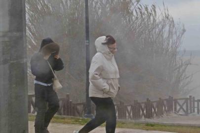 Şelale şiddetli rüzgarla tersine çağladı, denizin rengi kahverengiye büründü