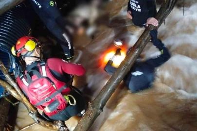 Sele kapılan otomobil sürücü, 3 saatlik çalışmanın sonunda ölü olarak bulundu