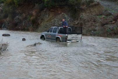 Sele teslim olan yollarda araçlar mahsur kaldı: Yaşanan zor anlar kamerada