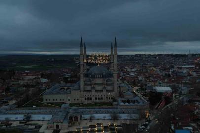 Selimiye Camii’nin minarelerine Ramazan mahyası asıldı