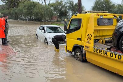 Serik’te sağanak nedeniyle yollarda su birikintileri oluştu