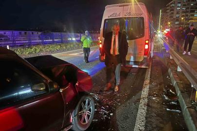 Servis minibüsü ile Tofaş otomobil çarpıştı: 1 yaralı