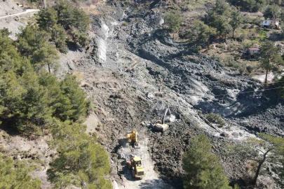 Seydikemer’de heyelan sonrası ekipler çalışmalarını sürdürüyor