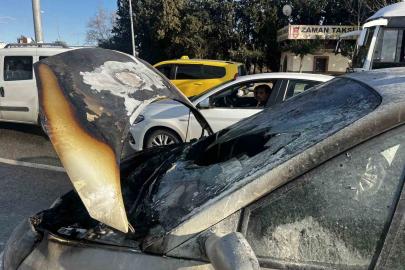 Seyir halindeki alev alan otomobil kullanılamaz hale geldi