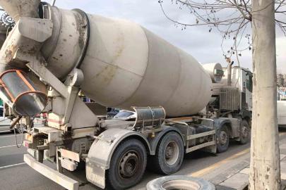 Seyir halindeki beton mikserinden kopan tekerlek üç otomobile çarptı