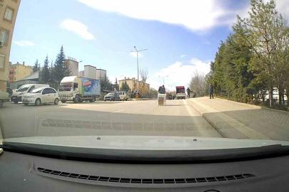 Seyir halindeki kamyonetten beyaz eşya düştü: O anlar kamerada