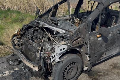 Seyir halindeki otomobil alev alev yandı, sürücü son anda kurtuldu