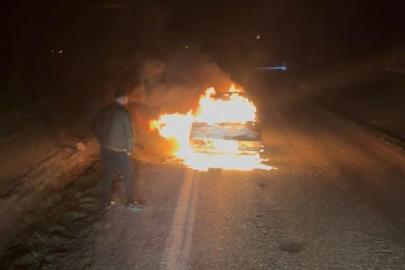 Seyir halindeki otomobil yanarak kullanılamaz hale geldi