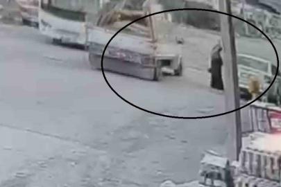 Seyir halindeki pikabın açılan kapağı kadının kafasına çarptı... O anlar kamerada