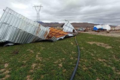 Şiddetli rüzgar ahırın çatısını uçurdu