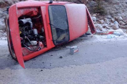 Şiddetli rüzgar otomobili yan yatırdı