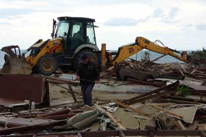 Side büyük plajda günübirlik 15 işletme yıkıldı