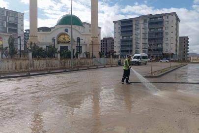 Siirt’te kaldırım ve caddeler yıkanarak dezenfekte edildi