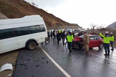 Siirt’te öğrenci servisi ile otomobil çarpıştı: 12 yaralı