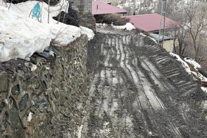 Siirt’te sağanak yağış kayaları yola devirdi, ekipler yolu ulaşıma açtı