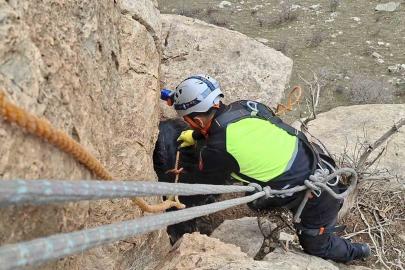 Siirt’te üç gündür mahsur kalan keçi dağcılar tarafından kurtarıldı