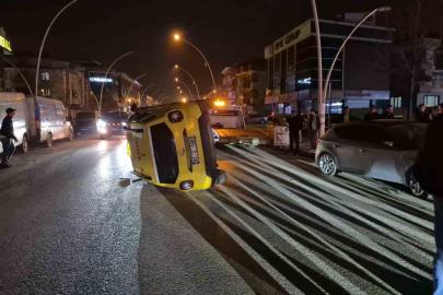 Sıkışan trafikte kontrolden çıkan taksi yan yattı