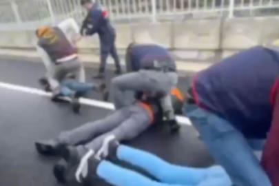 Silahla tehdit edilerek evine girilen kadının ellerini bağlayıp yüz tanıma sistemiyle hesabından 18 bin euro çektiler