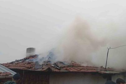 Sındırgı’da bitişik iki ev alevlere teslim oldu: 1 yaralı