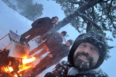Sındırgı’da zirveye çıkıp kar altında mangal yaktılar