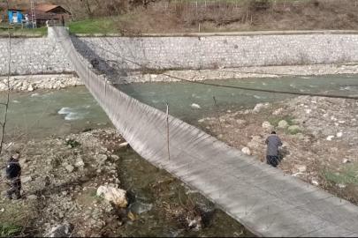 Sinop’ta fırtına asma köprüyü devirdi: 2 yaralı