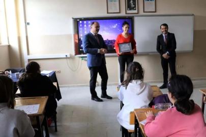 Sinop’ta öğrenciler için gönüllü çalışan öğretmen ödüllendirildi