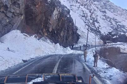 Şırnak yoluna çığ düştü, karla kaplı yollar açıldı