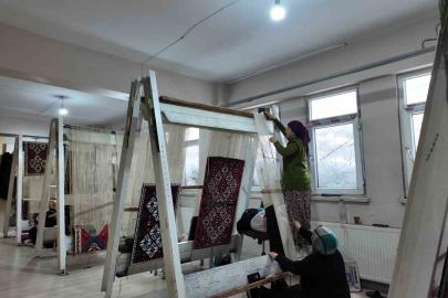 Şırnaklı kadınların ilmek ilmek işlediği halılar, 3 ayda tamamlanıyor