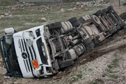 Şırnak’ta atık su tankeri devrildi, sürücü yaralandı