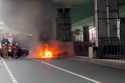 Şişli’de seyir halindeki otomobil alev alev yandı