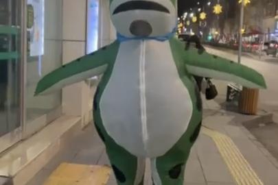 Şişme kurbağa kostümüyle caddede dolaştı, hem şaşırttı, hem gülümsetti