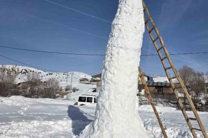 Sivas’ta 8 metre uzunluğundaki kardan adam kuleyi andırdı