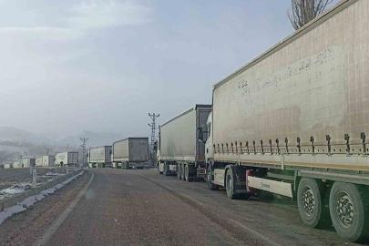 Sivas’ta tipi ulaşımı aksattı, kilometrelerce tır kuyrukları oluştu