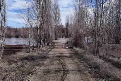 Sivas’ta yağan kar eridi, köy yolu tamamen su altında kaldı