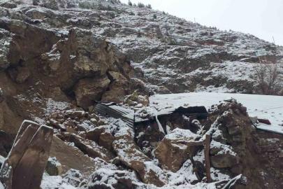 Sivas’ta yamaçtan kopan kayalar tehlike saçtı